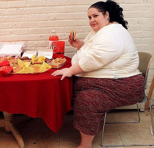 Самых толстых мам. Ожирение у девушек. Ожирение от фаст фуда.